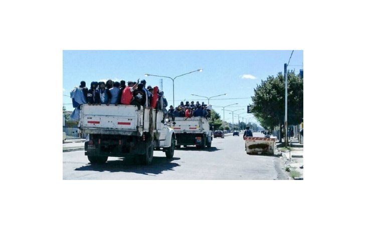 Trasladaron en camiones a los varados en Olavarría