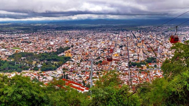 Con una ubicación privilegiada entre los cerros, Salta se presenta como un destino perfecto para aquellos que buscan historia, cultura y naturaleza.