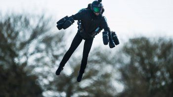 paramedicos voladores: el nuevo traje que usan en el reino unido
