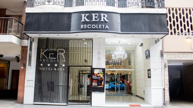 El hecho es investigado por la fiscal Laura Belloqui, mientras peritos de la Policía de la Ciudad trabajaron en la escena y secuestraron elementos que serán clave para determinar qué ocurrió dentro de la habitación.