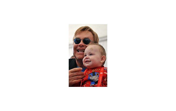 Elton John y el niño que desea adoptar