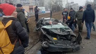 Video: el momento en que un tanque ruso aplasta el auto de un anciano ucraniano