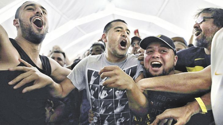 Juan Román Riquelme, eufórico tras arrasar en las elecciones de Boca, en diciembre pasado: sacó el 65,3% de los votos y logró un récord de participación, con un total de 46.402 votantes. Juan Román Riquelme, eufórico tras arrasar en las elecciones de Boca, en diciembre pasado: sacó el 65,3% de los votos y logró un récord de participación, con un total de 46.402 votantes.