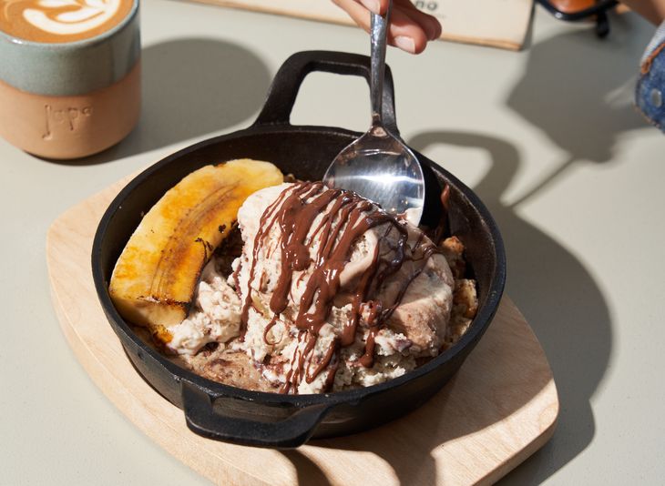 Cookie of chocolate to the pan, served hot and with banana ice cream, Nutella, caramelized banana in Cookie of chocolate to the pan, served hot and with banana ice cream, Nutella, caramelized banana in