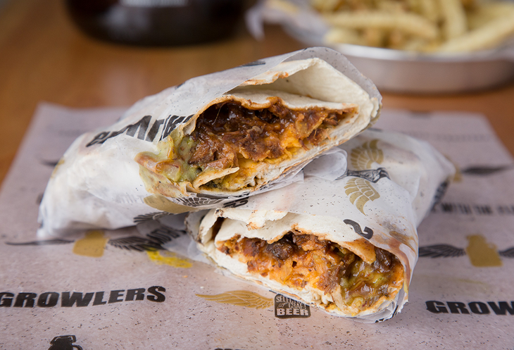 Opciones veggie y plant-based también tienen lugar: desde burgers con medallón NotCo hasta papas con toppings sin gluten.