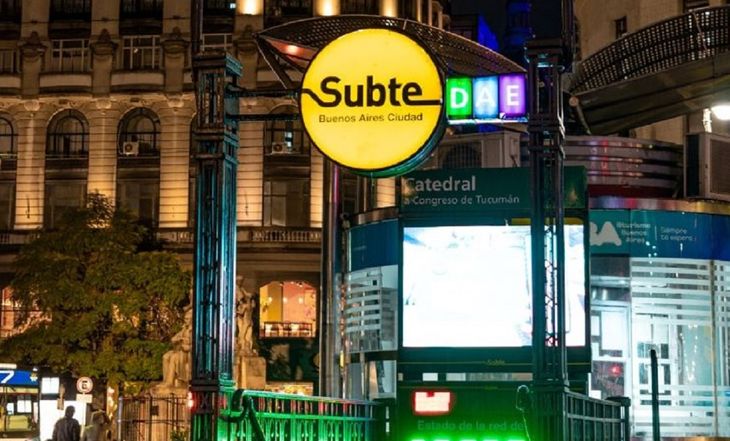 Propuesta del Gobierno porteño para renombrar la estación Catedral como “Catedral – Papa Francisco” en honor al Papa argentino. Propuesta del Gobierno porteño para renombrar la estación Catedral como “Catedral – Papa Francisco” en honor al Papa argentino.