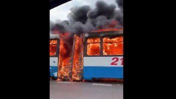 impactante incendio de un colectivo en plena autopista panamericana