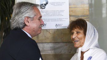 Alberto Fernández junto a Tati Almeyda de Madres de Plaza de Mayo-Línea Fundadora.&nbsp; 
