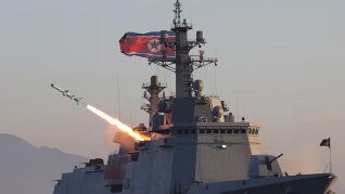 “En nuestras evaluaciones periódicas, hemos podido confirmar que se está produciendo un rápido aumento en las operaciones de la unidad de reprocesamiento, las operaciones del reactor de agua ligera y la activación de otras instalaciones además de Yongbyon”, confirmó Rafael Grossi. “En nuestras evaluaciones periódicas, hemos podido confirmar que se está produciendo un rápido aumento en las operaciones de la unidad de reprocesamiento, las operaciones del reactor de agua ligera y la activación de otras instalaciones además de Yongbyon”, confirmó Rafael Grossi.