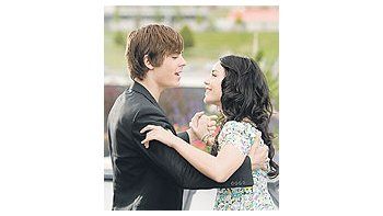 ámbito.com | Troy (Zac Efron) y Gabriella (Vanessa Hudgens): al fin, en latercera parte, se besan. Con Lolita Torres había que esperarmás.
