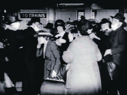Papaíto piernas largas. Escena del film con Mary Pickford (1919) en que alguien estornuda en la estación.