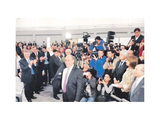 Tucumán: Manzur con diploma ya gira votos a Scioli