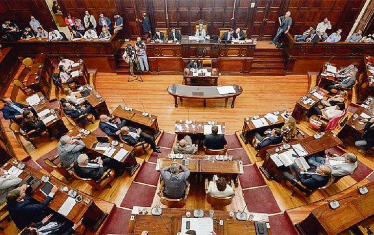 Batalla. La Legislatura mendocina, escenario de un fuerte cruce por fondos entre el PJ y el oficialismo.