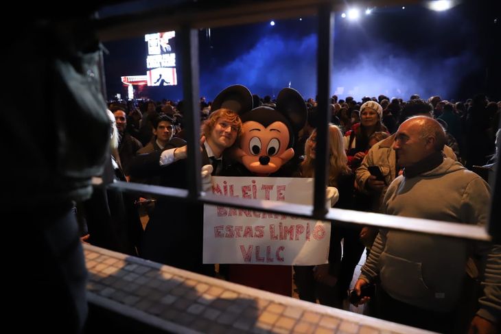El show del Presidente en el Luna Park incluyó disfraces y carteles en respaldo al mandatario. Un seguidor se toma una foto con Iñaki Gutierrez y Eugenia Rolón, dos de los jóvenes más reconocidos dentro de la militancia libertaria. El show del Presidente en el Luna Park incluyó disfraces y carteles en respaldo al mandatario. Un seguidor se toma una foto con Iñaki Gutierrez y Eugenia Rolón, dos de los jóvenes más reconocidos dentro de la militancia libertaria.