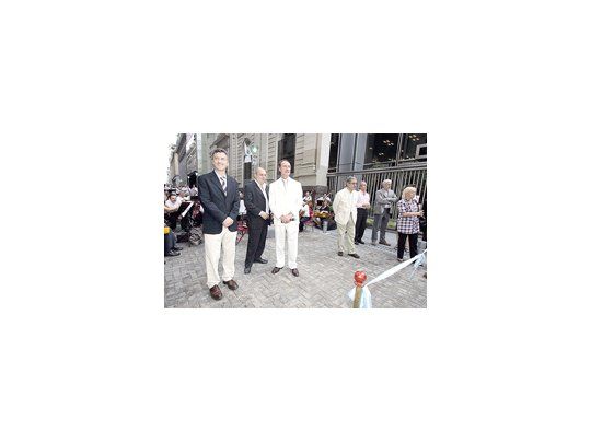 Tres coquetos ayer en el acto de reapertura de la reformada calle Reconquista de la Capital Federal. Mauricio Macri, Hernán Lombardi y Daniel Chaín, recuperando la línea después del vendaval Posse.