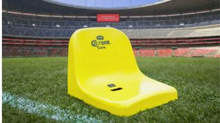 En la compra de 3 mil pesos ej su tienda, el Club América regalaba un pedazo de historia del Estadio Azteca: una butaca. En la compra de 3 mil pesos ej su tienda, el Club América regalaba un pedazo de historia del Estadio Azteca: una butaca.