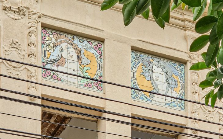 Los paneles esmaltados inspirados en las obras de Alphonse Mucha representan las cuatro estaciones y forman uno de los conjuntos más singulares de Buenos Aires Los paneles esmaltados inspirados en las obras de Alphonse Mucha representan las cuatro estaciones y forman uno de los conjuntos más singulares de Buenos Aires