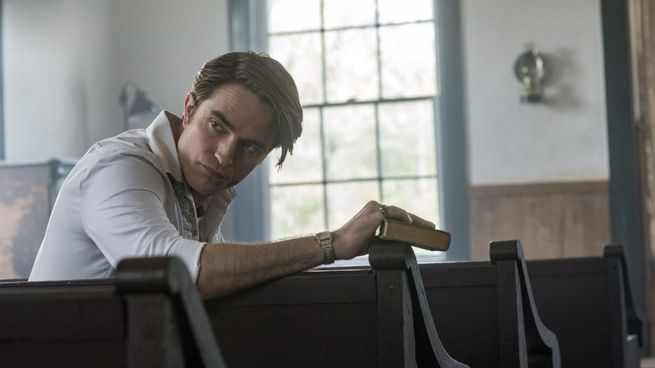 Robert Pattinson es el Pastor Preston en El Diablo a Todas Horas, disponible en Netflix.