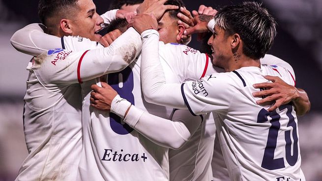 Independiente goleó y sigue en carrera.