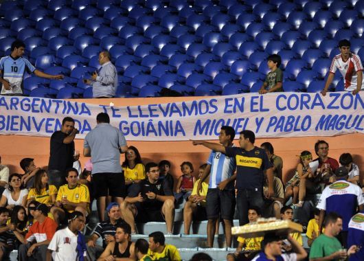 Los hinchas argentinos y brasileños coparon las tribunas del estadio en Goiania.