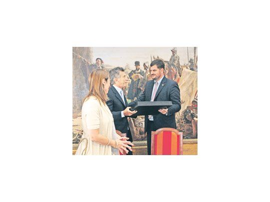 María Eugenia Vidal y Mauricio Macri le entregaron ayer una  placa en homenaje a su gestión al jefe de la Policía Metropolitana, Eugenio Burzaco, desplazado de su cargo, que mantendrá hasta el próximo 10 de diciembre.