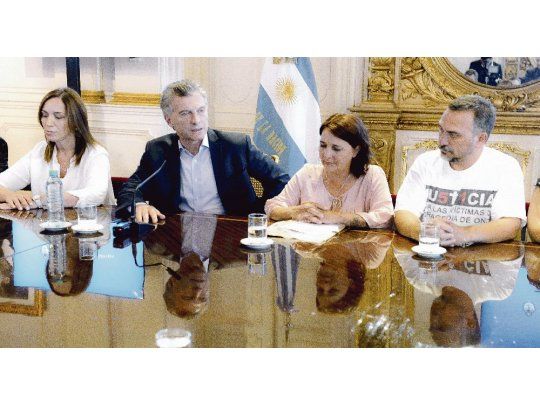 Aniversario. Mauricio Macri recibió ayer por la tarde, en la Casa de Gobierno, a familiares de las víctimas de la tragedia ferroviaria de la estación Once.