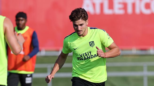 Julián Álvarez volvió a trabajar con sus compañeros después de varios días de ausencia.