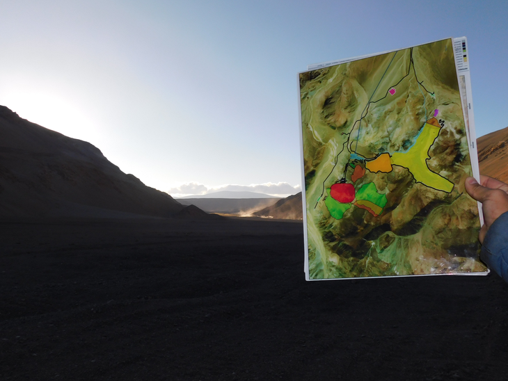 Josemaría. Una vez que el proyecto entre en producción, se prevé la remoción de 120 millones de toneledas de mineral por año (152.000 toneladas de mineral por día en promedio). Para el traslado del material, se utilizarán unos 60 camiones mineros por día con capacidad de carga de 340 toneladas. De todo el material procesado, se obtendrían unas 590.000 toneladas de concentrado de cobre por año, equivalente a unos u$s1.200 millones en exportaciones para el país. Josemaría. Una vez que el proyecto entre en producción, se prevé la remoción de 120 millones de toneledas de mineral por año (152.000 toneladas de mineral por día en promedio). Para el traslado del material, se utilizarán unos 60 camiones mineros por día con capacidad de carga de 340 toneladas. De todo el material procesado, se obtendrían unas 590.000 toneladas de concentrado de cobre por año, equivalente a unos u$s1.200 millones en exportaciones para el país.