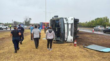 volco un colectivo con 22 pasajeros en mendoza: dos heridos leves