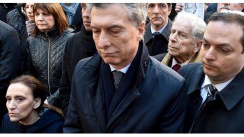 En un principio, estaba previsto que el mandatario se acercase a llevar una ofrenda floral, pero finalmente anoche el Gobierno había asegurado su participación.