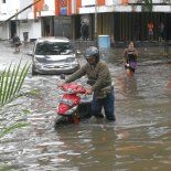 La ciudad costera de Yakarta sufre de inundaciones cada vez más frecuentes. La ciudad costera de Yakarta sufre de inundaciones cada vez más frecuentes.