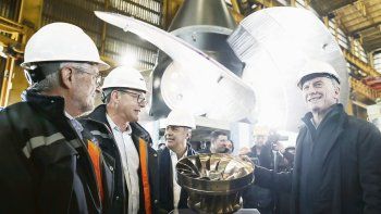 Campaña. Mauricio Macri viajó a Mendoza para inaugurar obras y en el sur porteño participó de la apertura de una nueva sede bancaria.