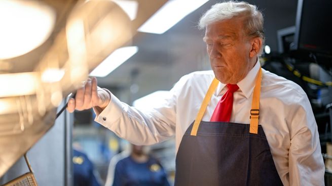 Donald Trump se mostró en las redes sociales como empleado de McDonalds.&nbsp;