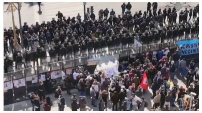 La única fuerza apostada en el operativo fue la Policía Federal Argentina, que dispuso barreras físicas para impedir que la manifestación detuviera el tránsito en una zona neurálgica de la ciudad.