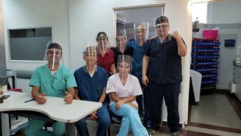 Un grupo de trabajadores de la salud del hospital Pirovano con las mascarillas donadas por Javier y Pablo Miranda.