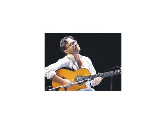 En su nuevo recital , donde predominaron arreglos sobre temas de Los Beatles, Al Di Meola volvió a exhibir su enorme virtuosismo como instrumentista, tocando la guitarra acústica con púa como si fuera un músico flamenco.