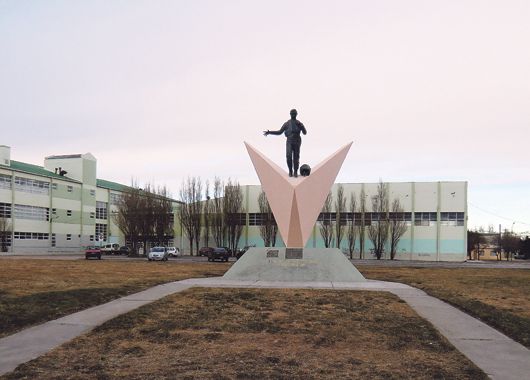 La ciudad tiene un polo de desarrollo edilicio de alto nivel y costo. Cerca de allí está el monumento que homenajea a los pilotos que combatieron en la Guerra de Malvinas.