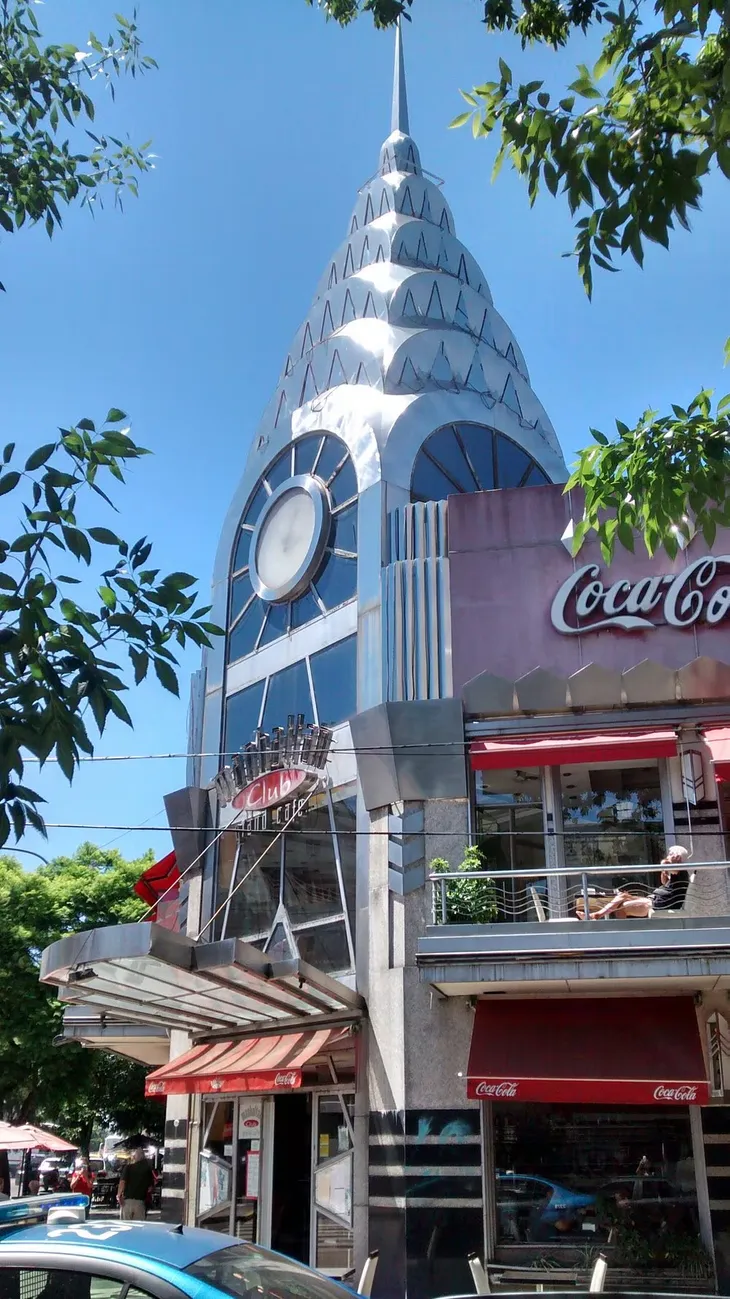 Esquina simbólica de más de 600 m2, no tiene destino definido aun