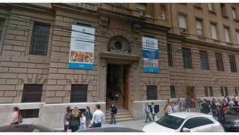 La escuela emitió un comunicado donde pidió perdón y aclaró que el acusado fue trasladado a un geriátrico donde no tiene contacto con menores.