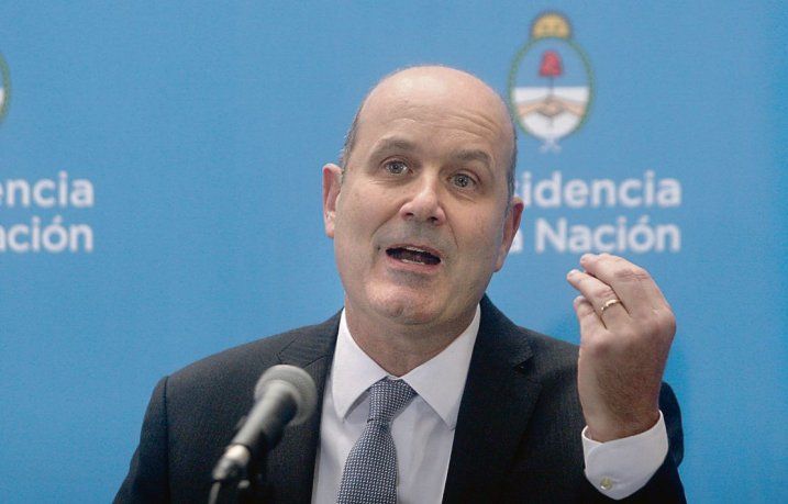 El ex titular del Banco Central, Federico Sturzenegger, reapareció e hizo pública su opinión sobre la letra chica del bono Centenario a través de Twitter. El ex titular del Banco Central, Federico Sturzenegger, reapareció e hizo pública su opinión sobre la letra chica del bono Centenario a través de Twitter.
