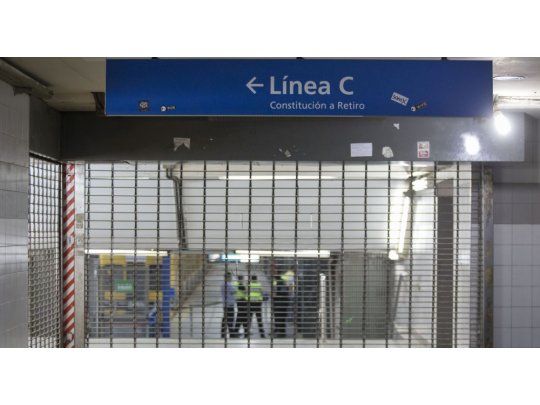 A través de un comunicado, Metrovías informó que aplicará sanciones a trabajadores que “obstaculicen o directamente impidan el normal funcionamiento del servicio”.