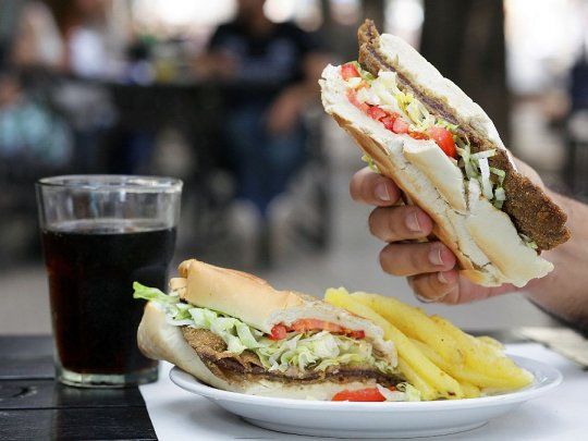 El sánguche de milanesa más grande del mundo tenía 14 kilos de carne, 6 kilos de pan rallado; 6 kilos de tomate; 10 plantas de lechuga y 60 huevos. ¿El resultado? ¡Un sánguche de 2,60 metros de largo.
