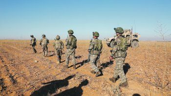 ALIANZA. Milicianos kurdos y soldados estadounidenses cumplieron misiones codo a codo en el norte de Siria durante los últimos cuatro años.&nbsp;