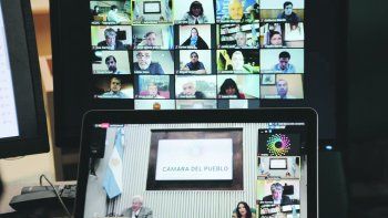 Debate virtual. Tanto la reunión de comisión del domingo como la sesión extraordinaria del lunes se llevaron adelante de manera virtual para respetar las restricciones que operan por el aislamiento obligatorio.