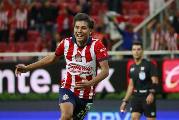 Chivas de Guadalajara ofreció un trueque a la directiva del América: canjean a una de sus figuras juveniles, Yael Padilla, a cambio del  Erik Sánchez, el jugador que a directiva azulcrema quiere vender.