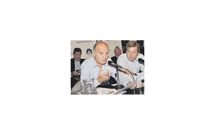 ámbito.com | El ministro de Hacienda porteño, Néstor Grindetti, y el titular de la Comisión de Presupuesto, Rogelio Frigerio, ayer en la primera ronda sobre el proyecto de Presupuesto 2014 que envió Mauricio Macri a la Legislatura.