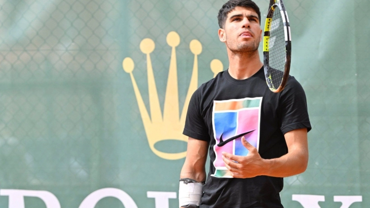 El español Carlos Alcaraz, quien volvió a entrenarse hoy mínimamente, con visibles molestias en el antebrazo derecho, que llevaba vendado. El español Carlos Alcaraz, quien volvió a entrenarse hoy mínimamente, con visibles molestias en el antebrazo derecho, que llevaba vendado.