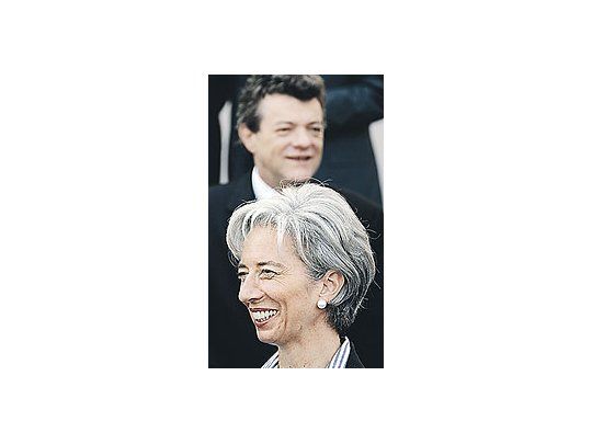 Christine Lagarde, nueva ministra de Economía de Francia,y Jean Louis Borloo, número dos del gobierno. Tras las eleccioneslegislativas, Nicolas Sarkozy debió nombrar un nuevoequipo de gobierno.