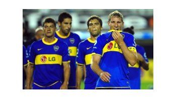 Los jugadores de Boca se van del campo de juego sin respuestas.