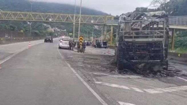 Así quedó el colectivo que incendiaron los barras de Palmeiras